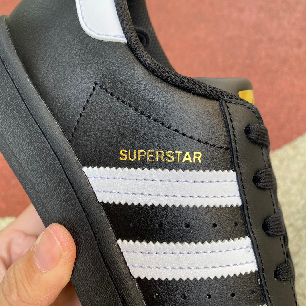 Adidas superstar.- negras y blancas