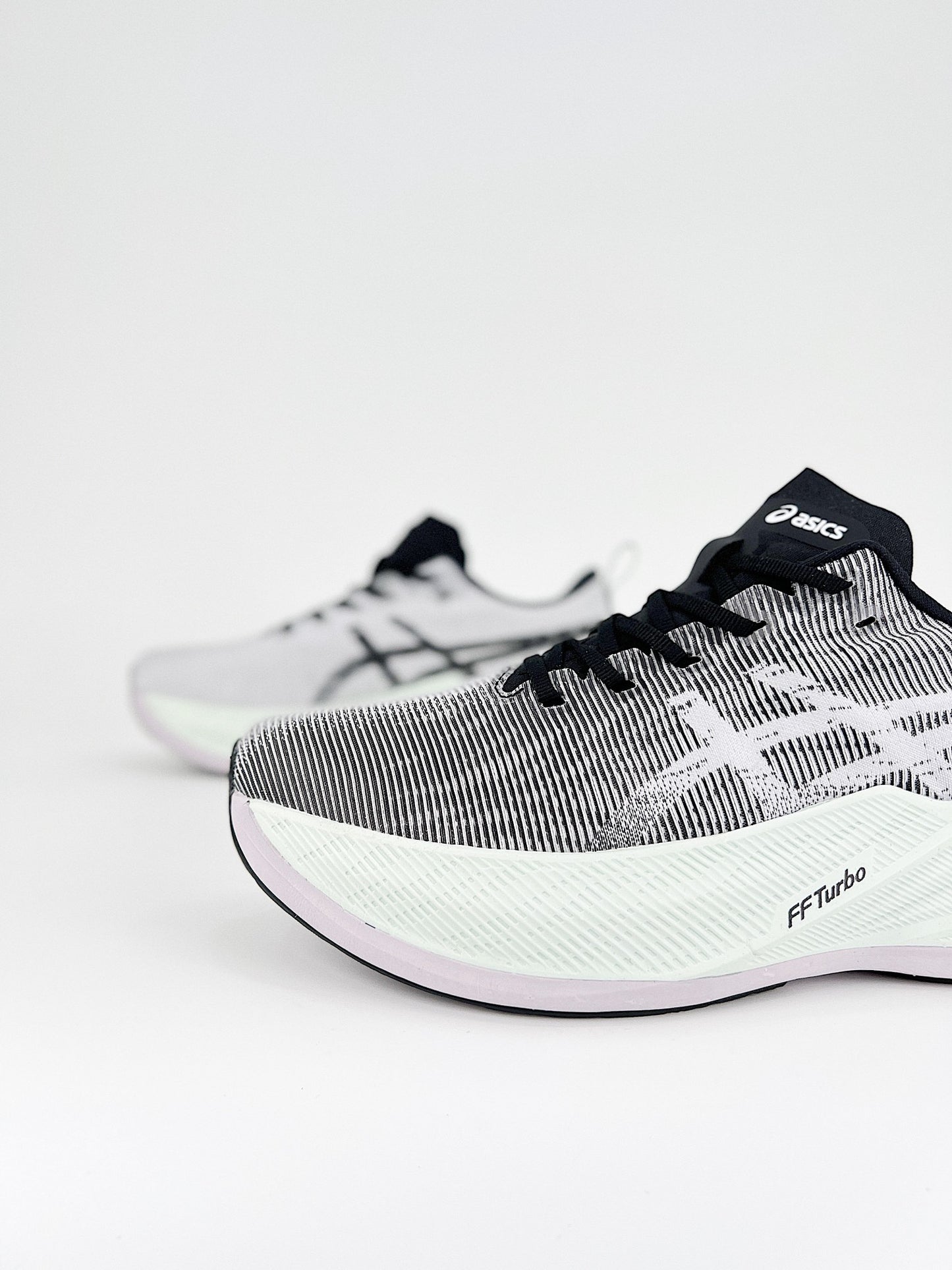 Asics Superblast.- blancas, grises y negras