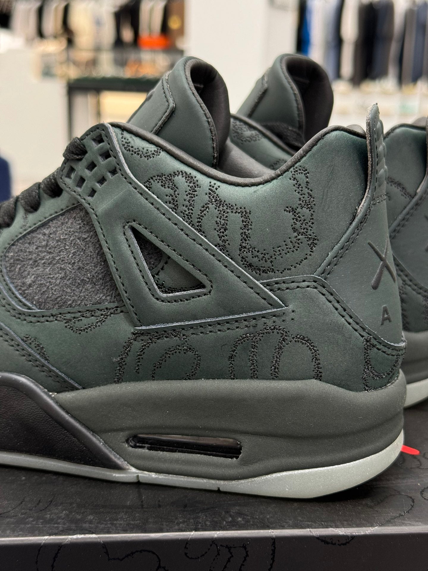 Air Jordan 4.- Kaws black