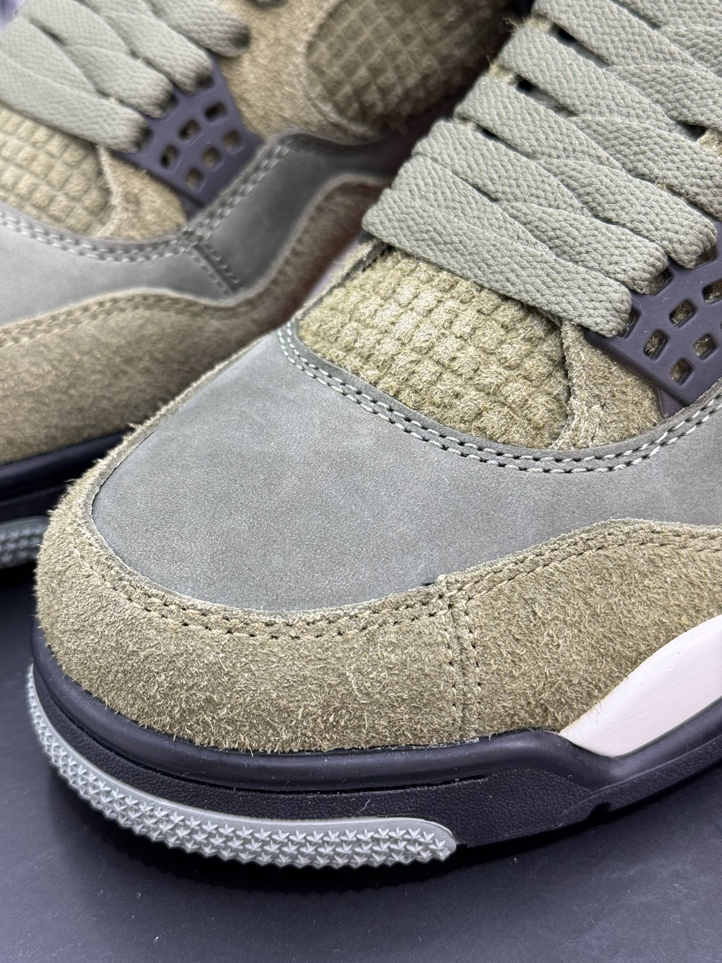 Air Jordan 4 Craft "Medium Olive"