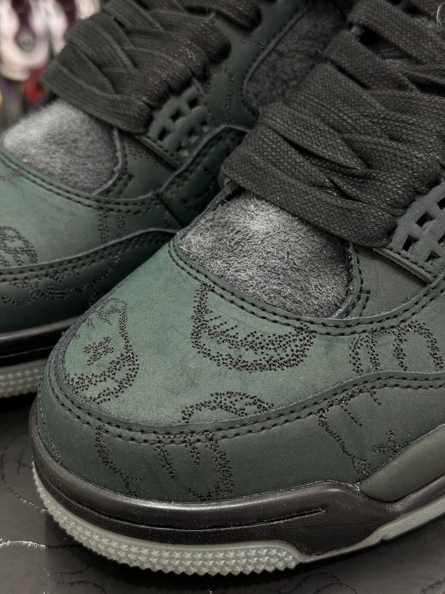 Air Jordan 4.- Kaws black