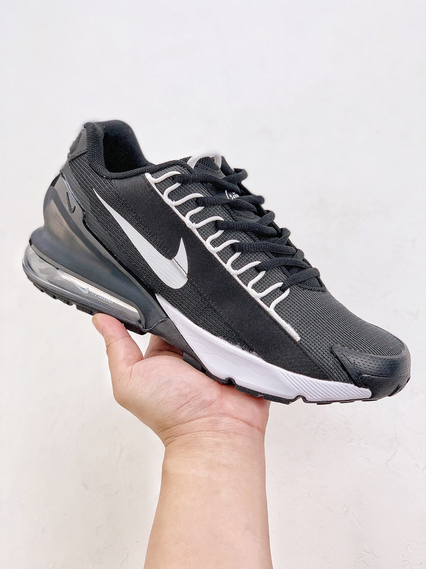 Nike air max pulse.- negras y blancas