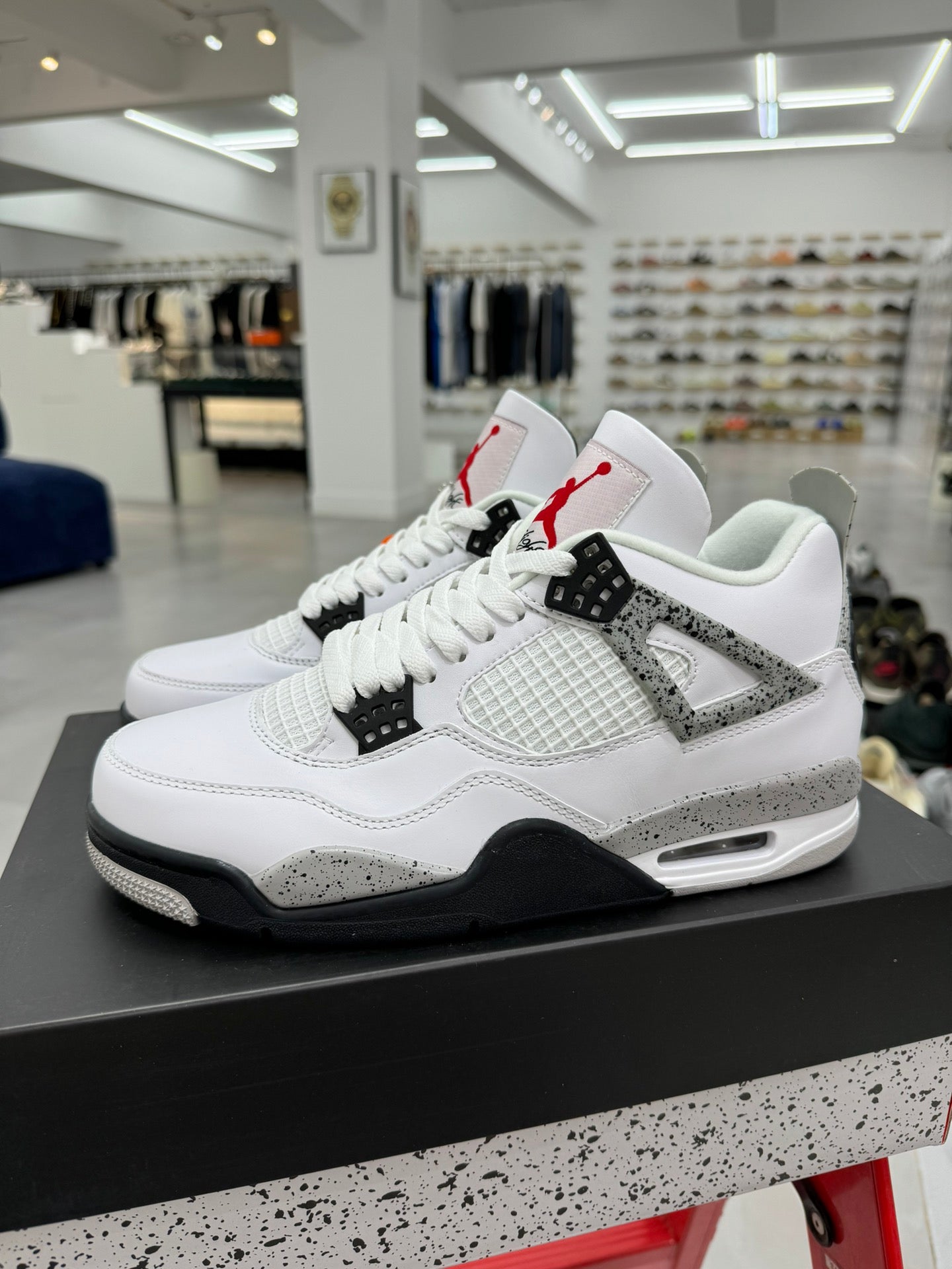 Air Jordan 4 Retro "White Cement" - Clásico y Elegante