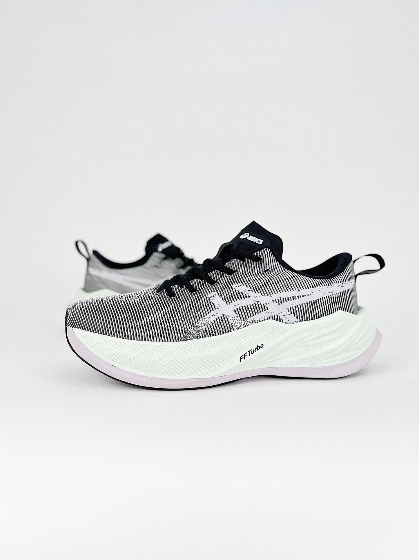 Asics Superblast.- blancas, grises y negras