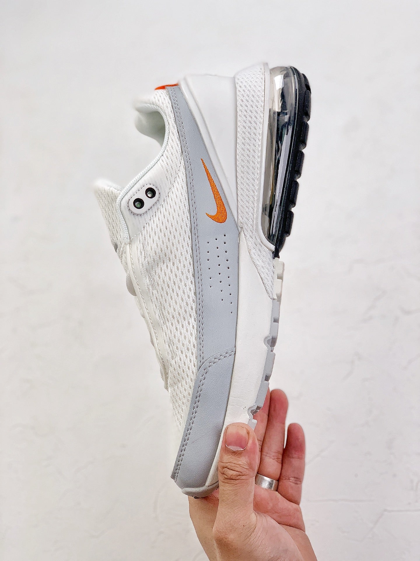 Nike air max pulse.- blancas y grises