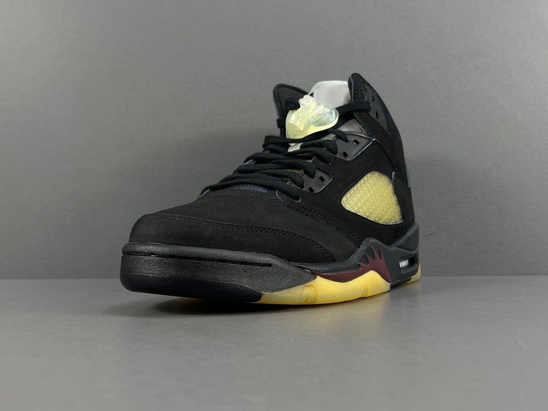 Air Jordan 5.- negras, amarillas, y vino tinto