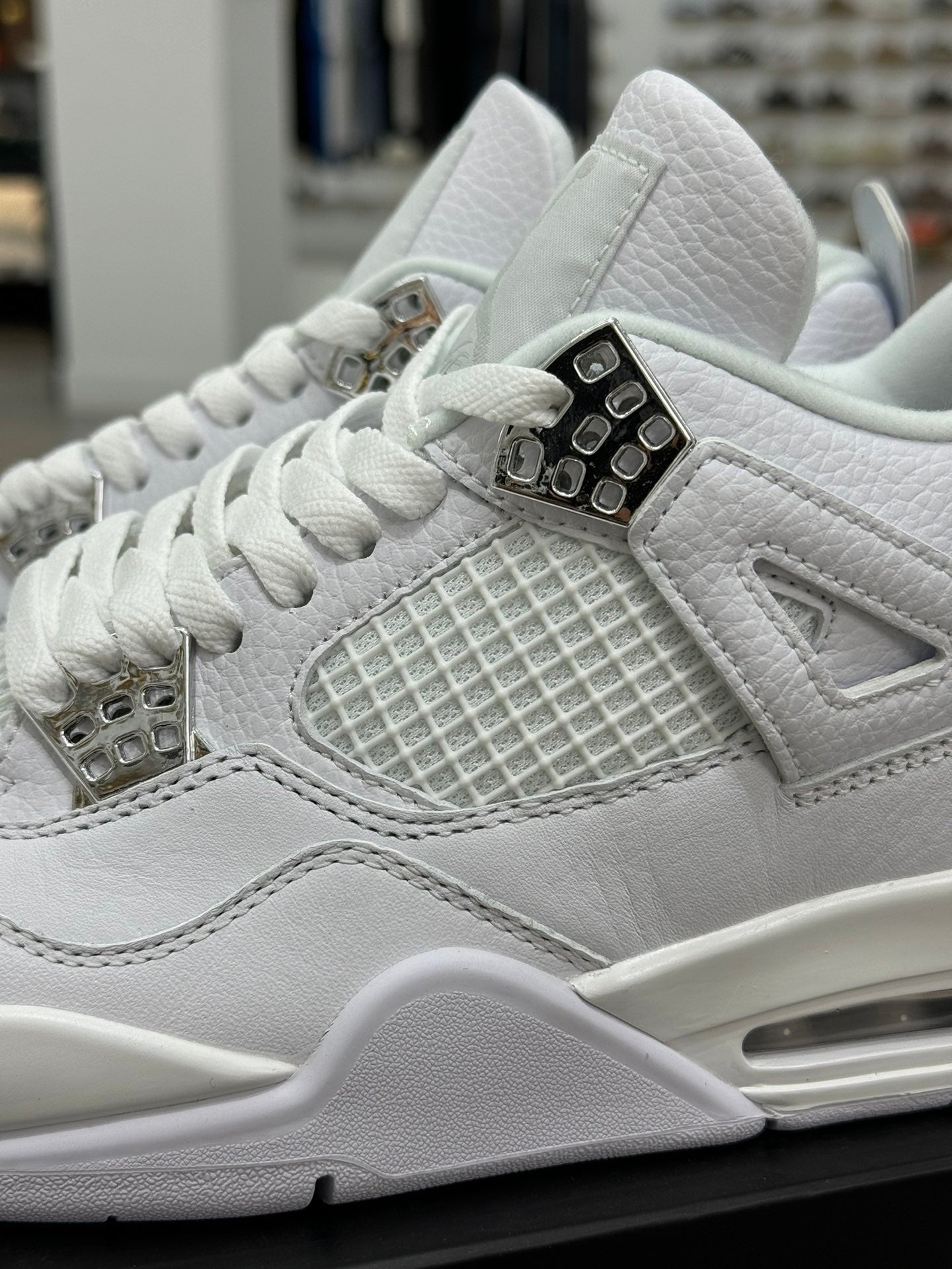 Air Jordan 4 Retro "Pure Money" - Elegancia y Exclusividad